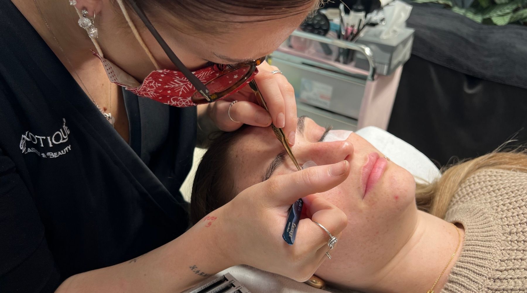 Why Your Beauty School Should Choose Exotique Lashes for Eyelash Extension Student Kits