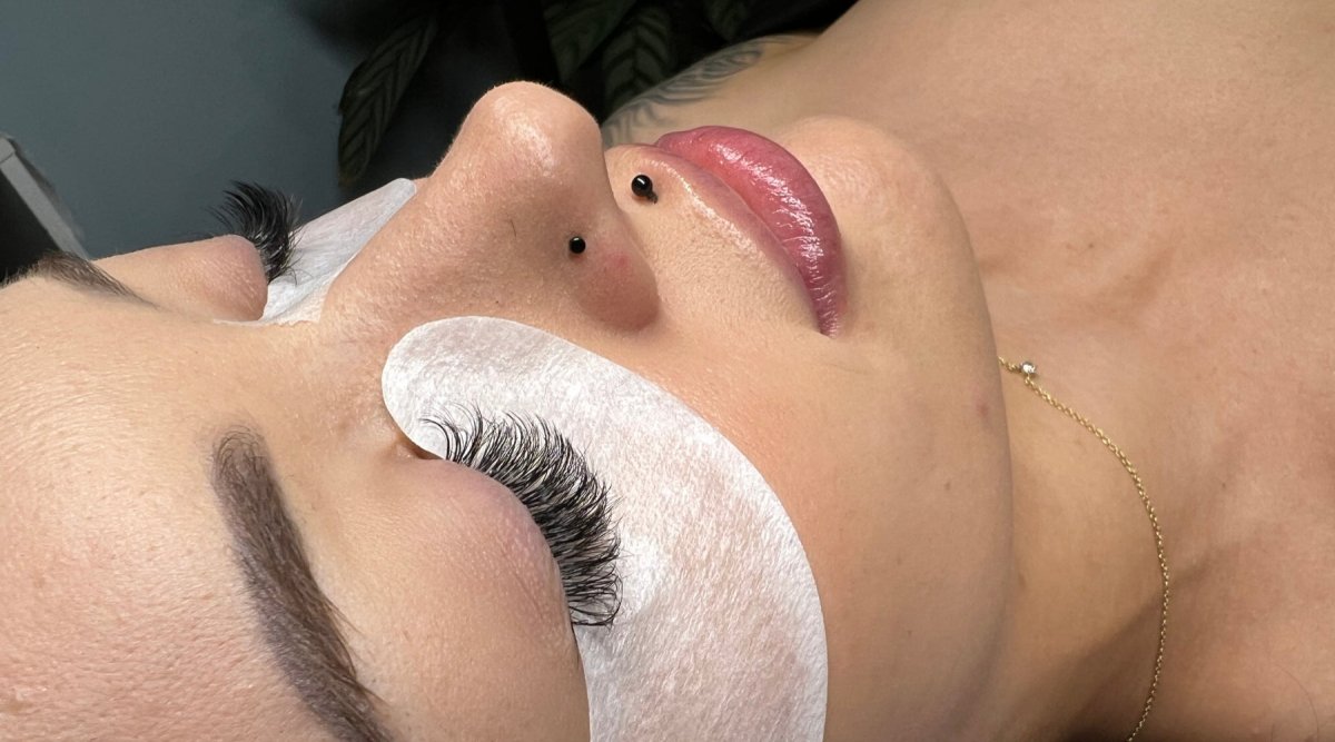 Should Eyelash Extensions sting or be uncomfortable? - Exotique  Lashes