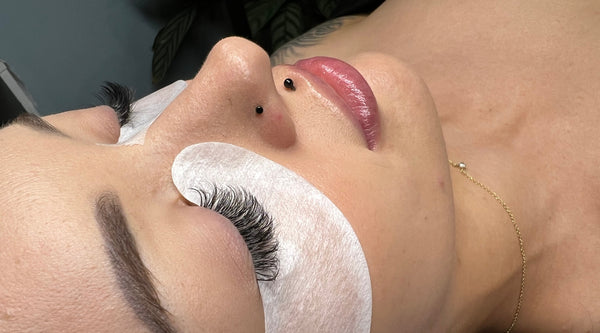 Should Eyelash Extensions sting or be uncomfortable?