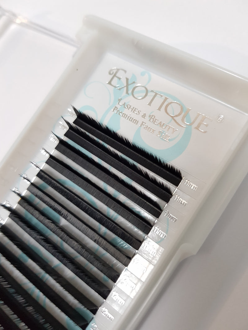 L Curl Lash trays mixed lengths. 0.15 and 0.07 Small Sizes and larger Size Trays.